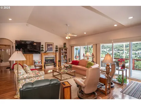 551 NW Rachel Lynn Way Roseburg OR 97471