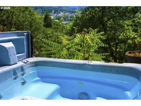 1425 NE Hillview Court Roseburg OR 97470
