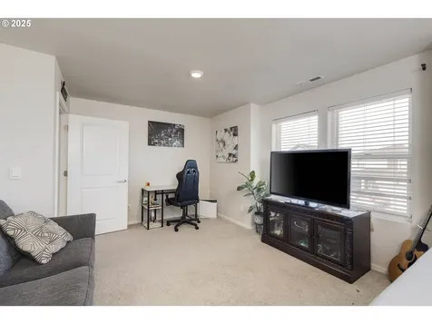 402 Himalaya Street NE Salem OR 97301
