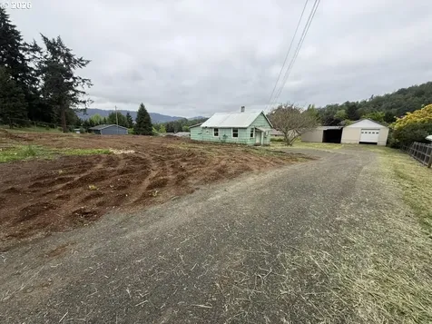 1420 NW Grove Street Roseburg OR 97471