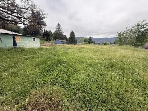 1420 NW Grove Street Roseburg OR 97471