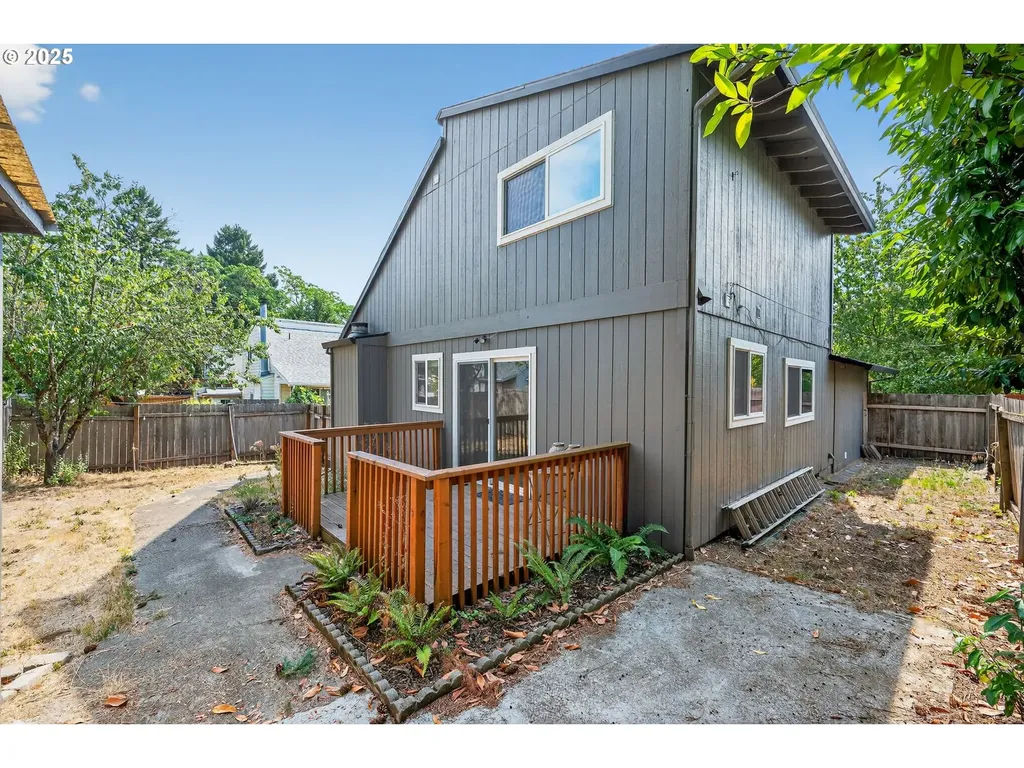 8941 SE Knapp Street Portland OR 97266