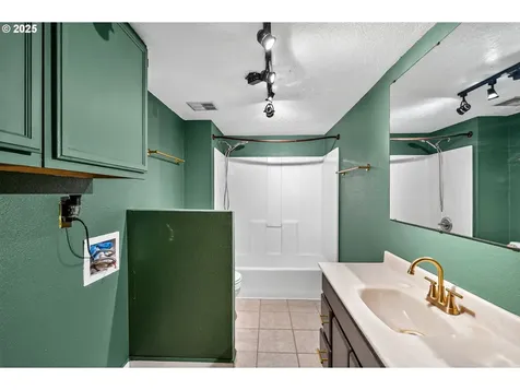 8941 SE Knapp Street Portland OR 97266