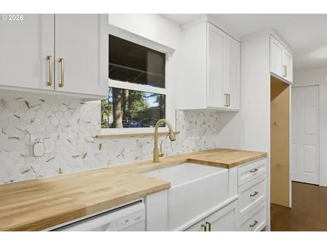 18640 SE Yamhill Circle Portland OR 97233