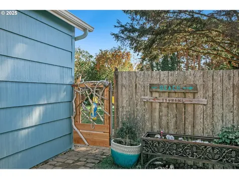 1522 NE 11th Street Lincoln City OR 97367