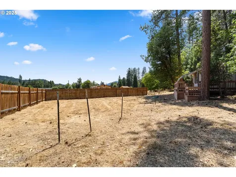 8359 E Evans Creek Road Rogue River OR 97537
