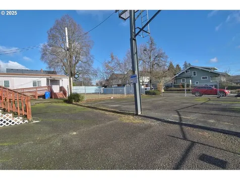 8523 SE Stark Street Portland OR 97216
