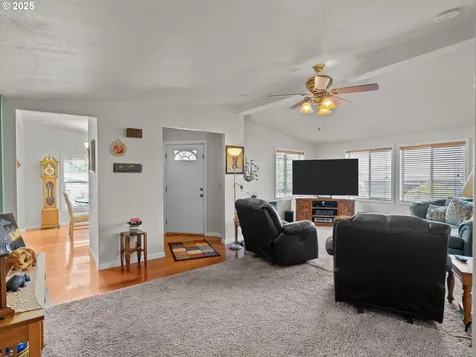 1015 Oak Street Silverton OR 97381
