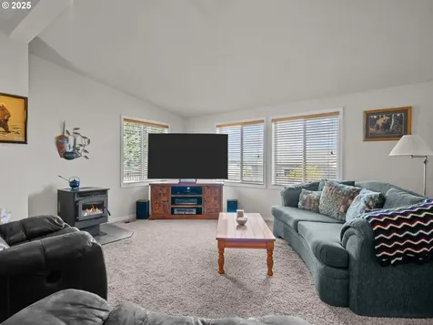 1015 Oak Street Silverton OR 97381