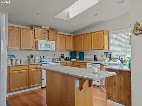 1015 Oak Street Silverton OR 97381