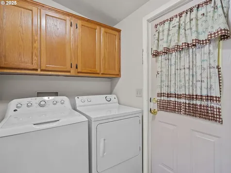 1015 Oak Street Silverton OR 97381