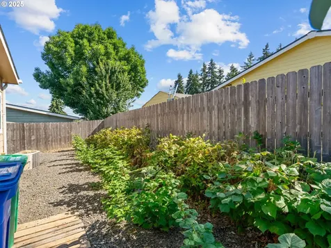 1015 Oak Street Silverton OR 97381