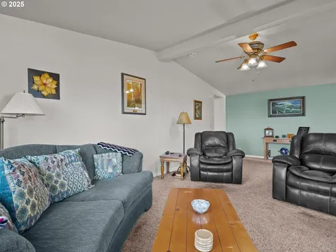 1015 Oak Street Silverton OR 97381