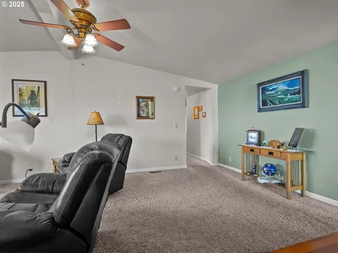 1015 Oak Street Silverton OR 97381