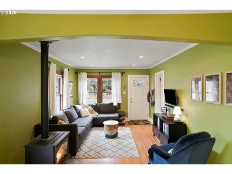 424 S 3rd Street Silverton OR 97381