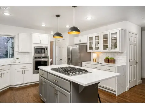 6703 SW Moonshadow Court Portland OR 97223
