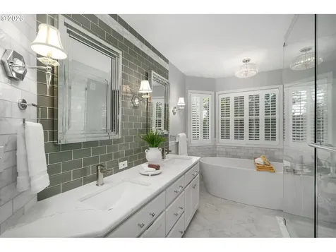 6703 SW Moonshadow Court Portland OR 97223