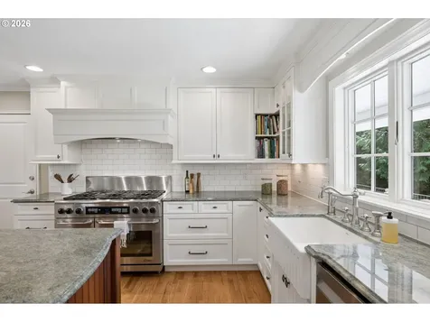 5120 SW Santa Monica Court Portland OR 97221