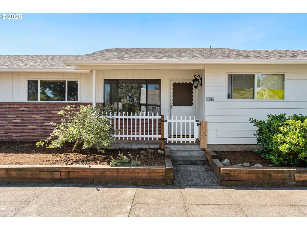 7906 NE Oregon Street Portland OR 97213