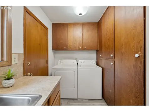 7906 NE Oregon Street Portland OR 97213