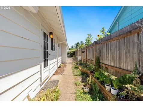 7906 NE Oregon Street Portland OR 97213