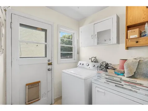 9205 SE Salmon Street Portland OR 97216