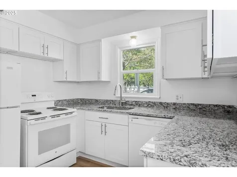 9205 SE Salmon Street Portland OR 97216