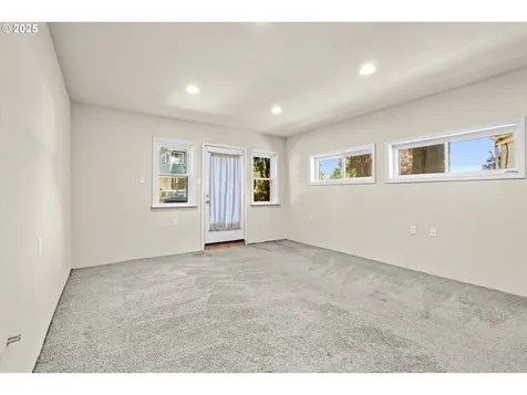 612 4th Street Woodburn OR 97071