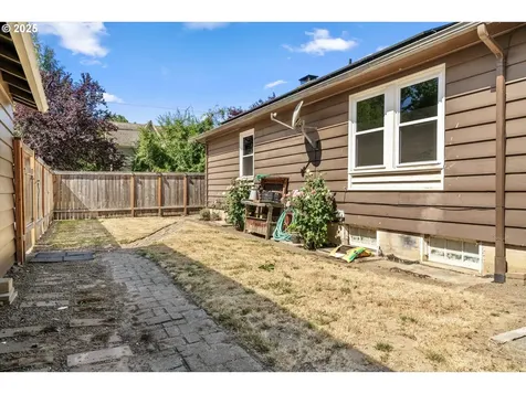 612 4th Street Woodburn OR 97071