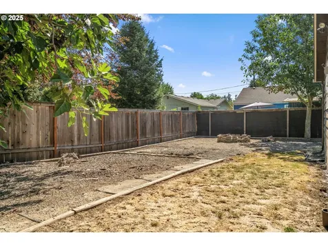 612 4th Street Woodburn OR 97071
