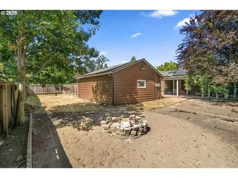 612 4th Street Woodburn OR 97071