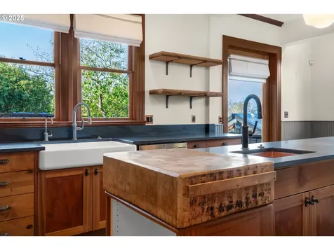 1175 11th Street Astoria OR 97103