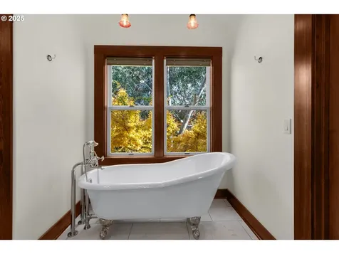 1175 11th Street Astoria OR 97103