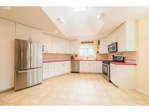 1825 NE Tide Avenue Lincoln City OR 97367
