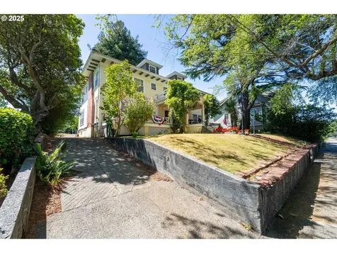 955 S 5th Street Coos Bay OR 97420