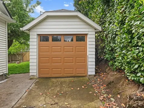 1954 Buck Street West Linn OR 97068