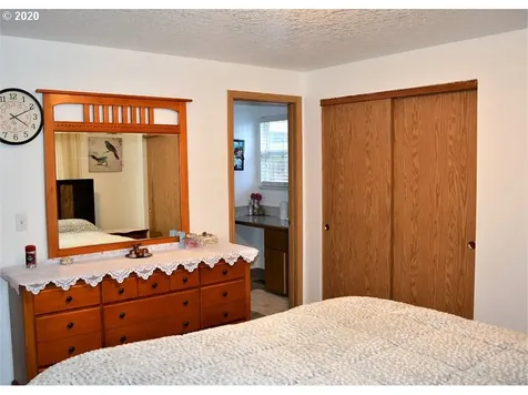 806 SE 151st Avenue Portland OR 97233