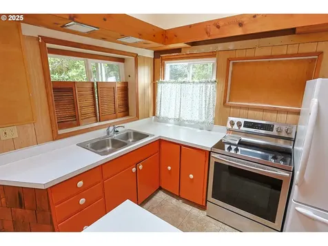 1091 Clark Street North Bend OR 97459
