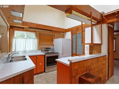 1091 Clark Street North Bend OR 97459