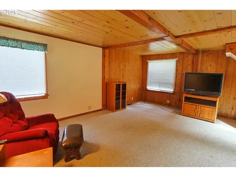 1091 Clark Street North Bend OR 97459