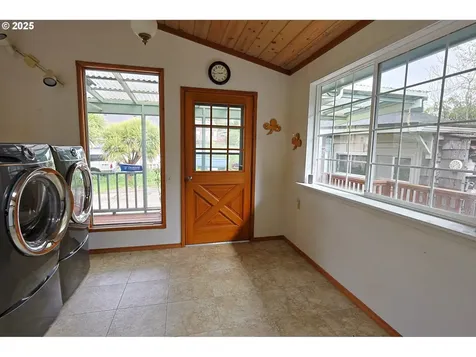 1091 Clark Street North Bend OR 97459