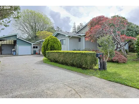 1091 Clark Street North Bend OR 97459