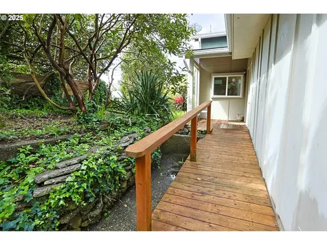 1091 Clark Street North Bend OR 97459