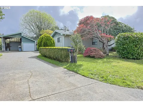1091 Clark Street North Bend OR 97459