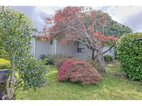 1091 Clark Street North Bend OR 97459