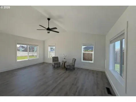 905 Monroe Street Harrisburg OR 97446