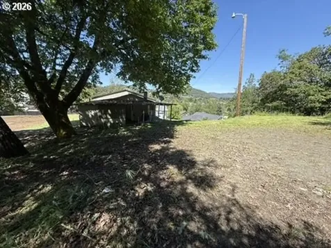 1410 NW Grove Street Roseburg OR 97471