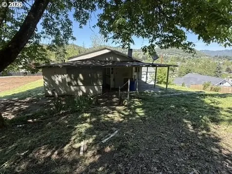 1410 NW Grove Street Roseburg OR 97471