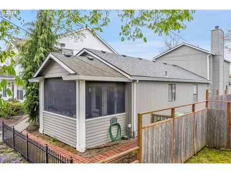 6527 Se Woodstock Boulevard Portland OR 97206
