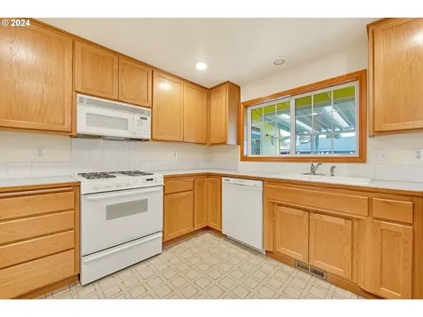 2082 Clark Avenue Cottage Grove OR 97424